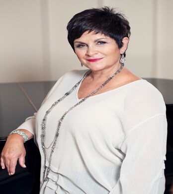 Interview with Producer/Author DENISE McGOWAN TRACY 2 Chicago icon DENISE McGOWAN TRACY talks about adapting her best selling holiday book Eleanor's Very Merry Christmas Wish into a stage musical which is having its World Premiere at the Greenhouse Theater Center. We also discuss the ever changing landscape of Chicago entertainment and the phenomenal success of Monday Night Live at Petterino's.
